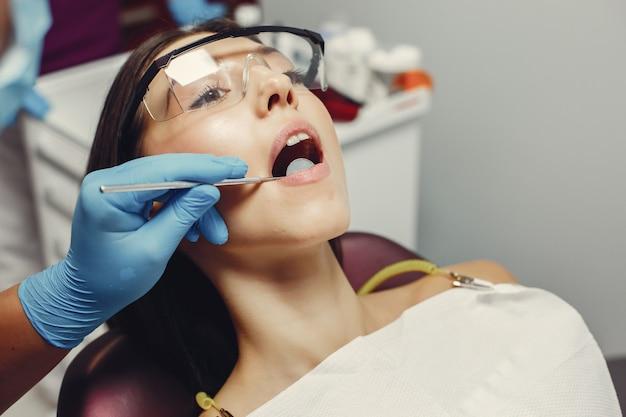 成都隐形无托槽牙齿矫正费用_成都隐形牙套_成都隐适美矫正价格