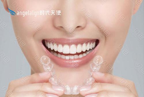 长沙深圳成年人牙缝大怎么矫正？隐形还是烤瓷更靠谱？