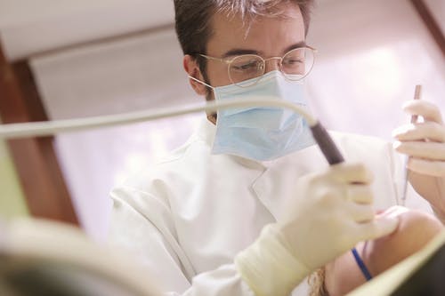 长沙什么叫做种植牙齿？通俗说就是在牙槽骨打地基装牙冠，不伤邻牙能用几十年